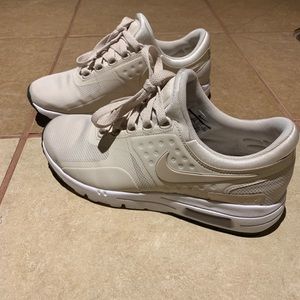 LIKE NEW Nike Air Max Thea